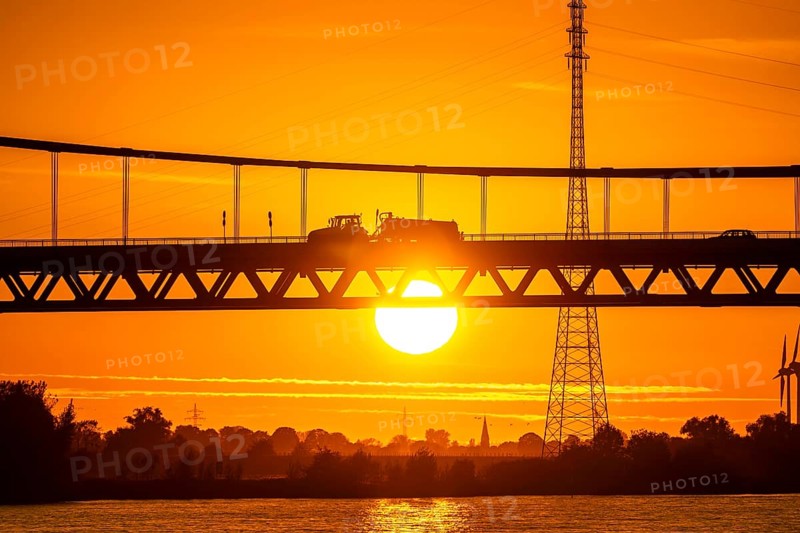Traffic on the Rhine bridge Emmerich, federal road B220, evening light, with 803 m the longest suspension bridge in Germany shortly in front of the Dutch border, Rhine kilometre 853, 2 it is the northernmost German Rhine bridge, North Rhine-Westphalia, Germany, Europe