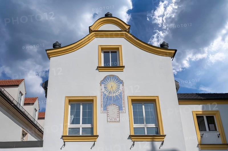Sundial on an outbuilding from 1722, Allersberg, Middle Franconia, Bavaria, Germany, Europe