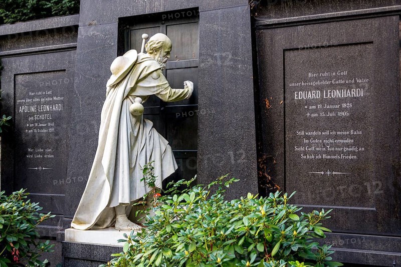 Sculpture Knocking Pilgrim at the grave of the landscape painter Eduard Leonhardi (1828-1905) by sculptor Robert Henze, Loschwitz Cemetery, Dresden, Saxony, Germany, Europe