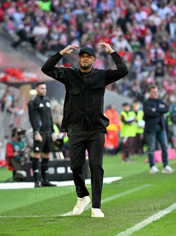 Coach Vincent Kompany FC Bayern Munich FCB disappointed after missed goal opportunity Gesture Gesture Allianz Arena, Munich, Bayern, Germany, Europe
