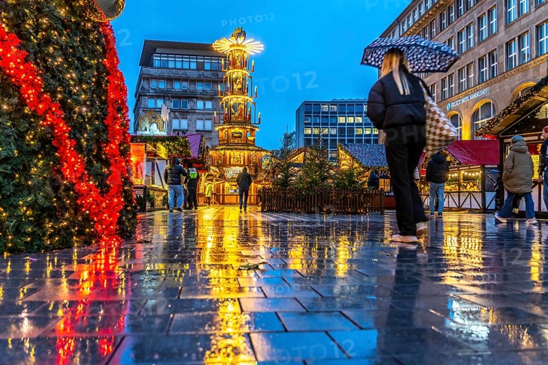 Empty Christmas market, Willy-Brandt-Platz, rainy weather, Essen, North Rhine-Westphalia, Germany, Europe