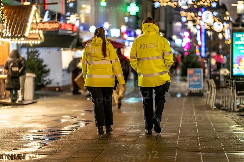 Rainy weather, police patrol, Christmas market, pedestrian zone, Essen, North Rhine-Westphalia, Germany, Europe