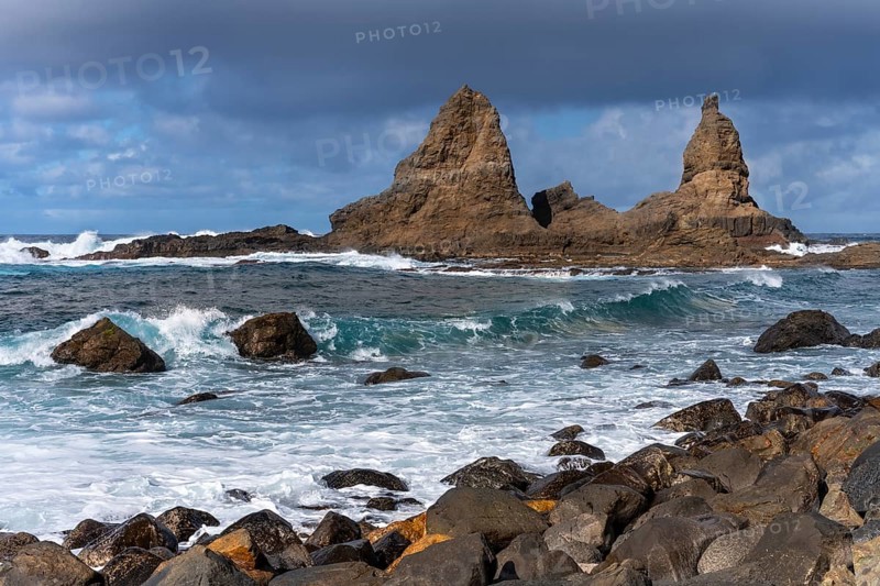 The north-west coast of La Gomera. The rock formation Baja de Los Roques, also known as Roques de Arguamul. Sea, waves, sun and clouds. Guillama, La Gomera, Canary Islands, Spain, Europe
