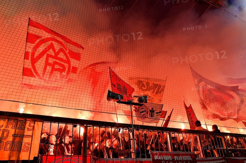 Bengalos, pyrotechnics, pyro, fireworks, fan block, fans, fan curve, flags, flags, atmosphere, atmospheric FC Bayern Munich FCB, UEFA Champions League Allianz Arena, Munich, Bavaria, Germany, Europe