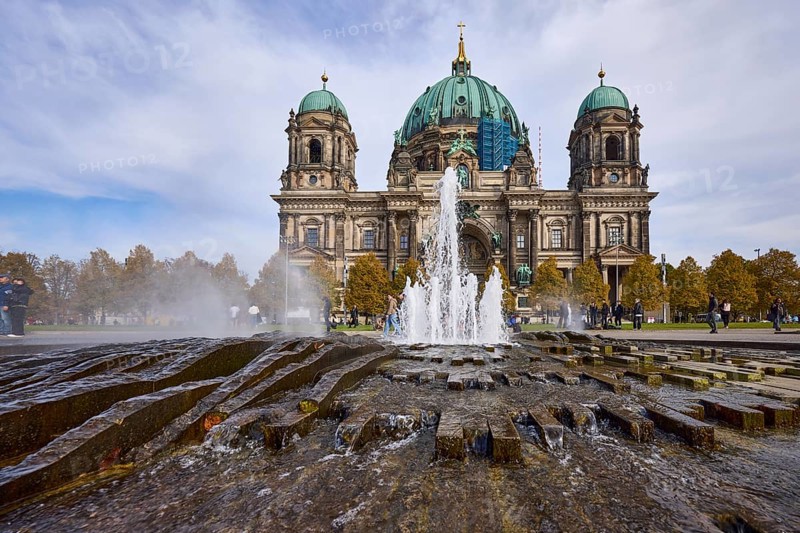 Fountain in the Lustgarten from the frog's perspective and Berlin Cathedral, Berlin, capital city, independent city, federal state Berlin, Germany, Europe