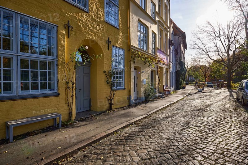 Street An der Obertrave, cobblestones, historic buildings with windows, doors and wall anchors, backlight and sidelight of the sun, Old Town, Hanseatic City of Lübeck, independent city, Schleswig-Holstein, Germany, Europe