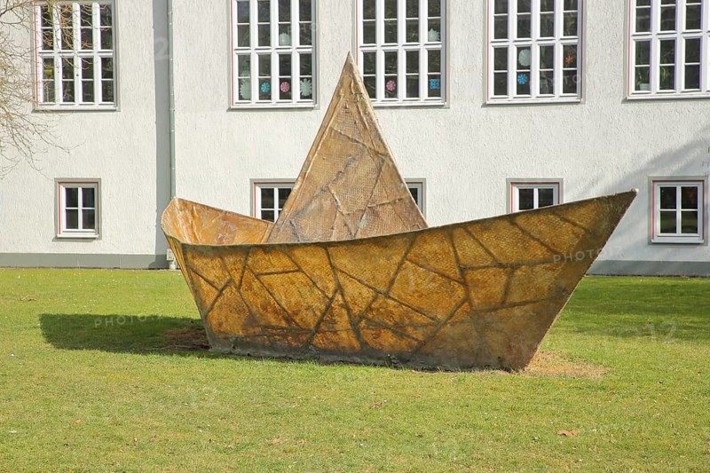Sculpture Das Traumschiff Tante Olga by Anatol Herzfeld 1977, documenta 6, transparent paper ship, paper ship, transparent, transparent, origami, paper folding, paper folding art, Heinrich-Schütz-Schule, Kassel, Hesse, Germany, Europe
