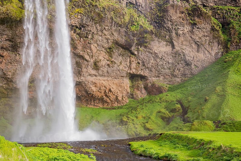 Waterfall Seljalandsfoss, 60 m high, located in southern iceland