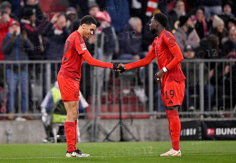 Goal celebration Jamal Musiala FC Bayern Munich FCB (42) (left) shakes hands with Dayot Upamecano FC Bayern Munich FCB (02), thanks, gesture, gesture, Allianz Arena, Munich, Bavaria, Germany, Europe