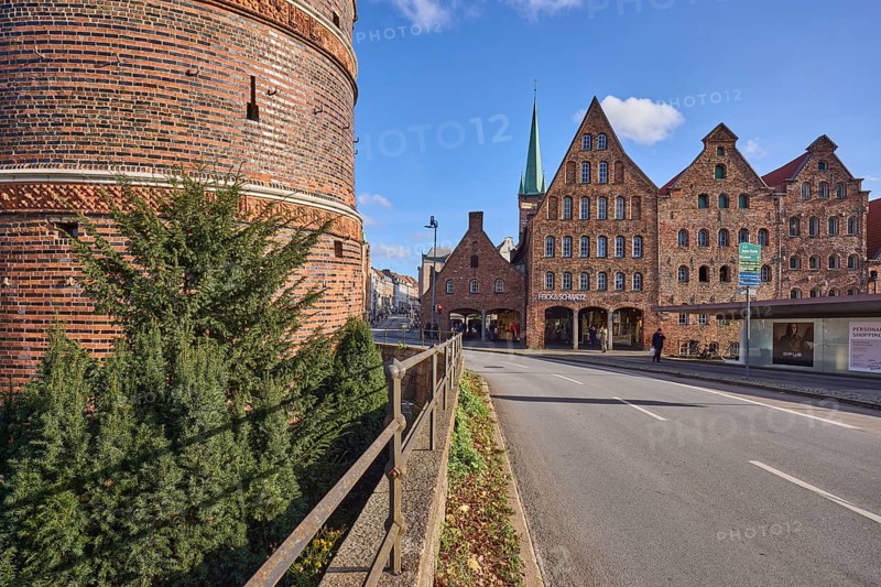 Holstentor city gate with historic salt stores, brick building, railings, Holstentorplatz street, Hanseatic city of Lübeck, independent city, Schleswig-Holstein, Germany, Europe