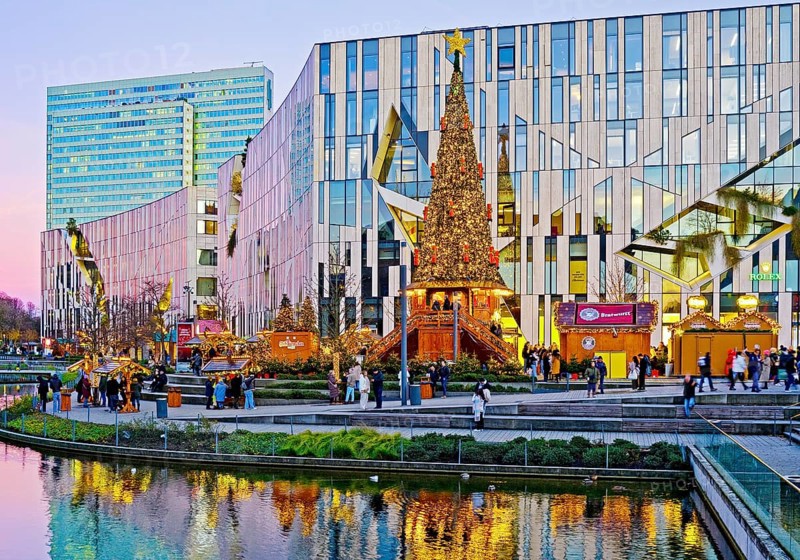 Dreischeibenhaus and Christmas market in front of the Koe-Bogen by architect Daniel Libeskind, Düsseldorf, North Rhine-Westphalia, Germany, Europe