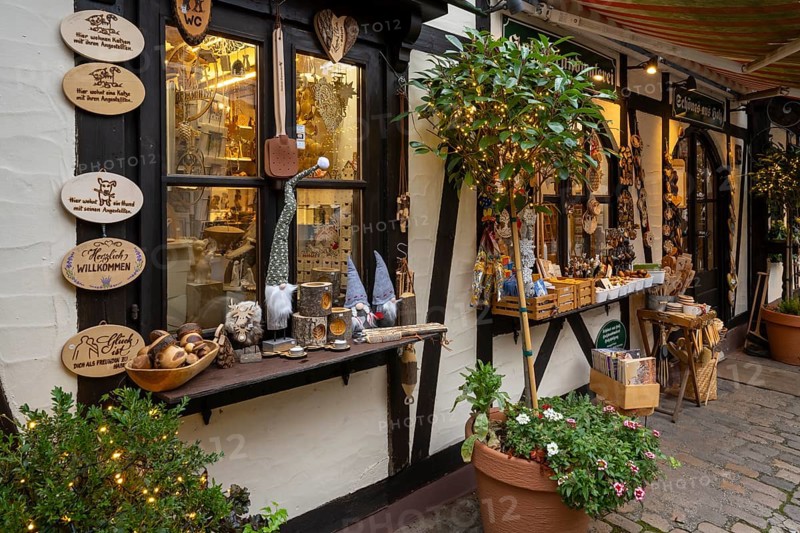 Shop with decorative items made of wood, Handwerkerhof am Königstor, Nuremberg, Middle Franconia, Franconia, Bavaria, Germany, Europe