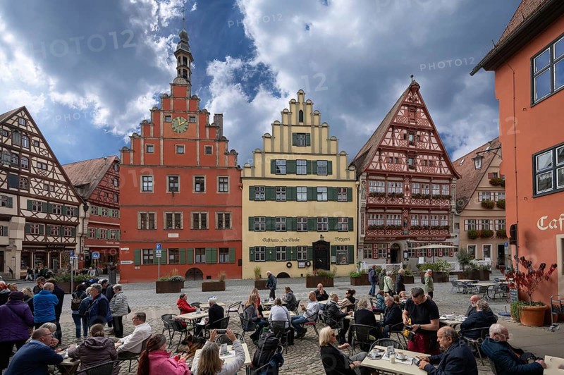 Medieval inns, on the left the former Ratstrinkstube, Gasthaus Zur Glocke and Deutsches Haus, in front a well-stocked street café, Weinmarkt, Dinkelsbühl, Bavaria, Germany, Europe