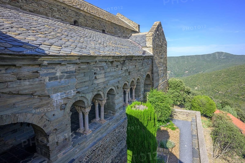 Exterior view of the cloister, Prieuré de Serrabone, Boule-d'Amont, Département Pyrénées-Oriental, France, Europe