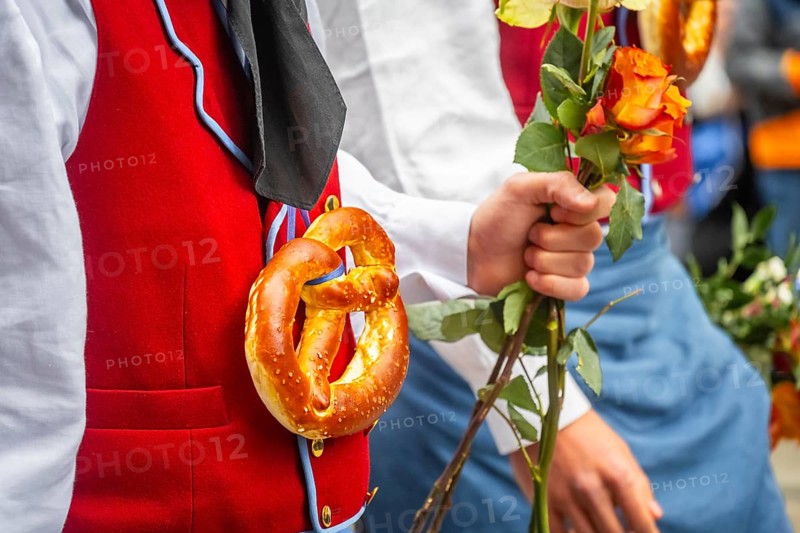 Parade of historically costumed guild members, guild member wearing a pretzel around his neck, Zunft zur Waag, Sechseläuten or Sächsilüüte, Zurich Spring Festival, Zurich, Switzerland, Europe