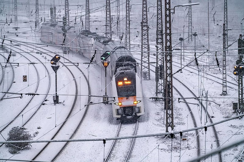 Winter weather, heavy snowfall, railway tracks in front of Essen main station, RE6, RRX, Rhine-Ruhr Express, local train, North Rhine-Westphalia, Germany, Europe