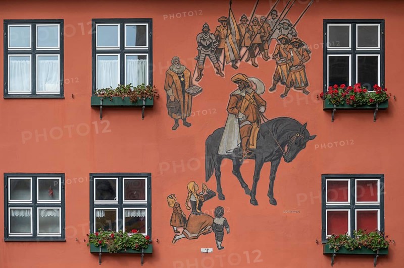 Wall painting on a residential building, showing the Kinderzeche, commemorating the peaceful surrender of the town to the Swedes during the Thirty Years' War, Weinmarkt 2, Dinkelsbühl, Bavaria, Germany, Europe