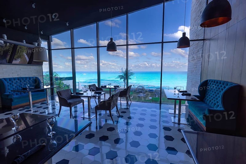 Luxury hotels along Cancun Zona Hotelera and Riviera Maya Hotel Zone with scenic beaches, leisure activities, parties and tourist entertainment.