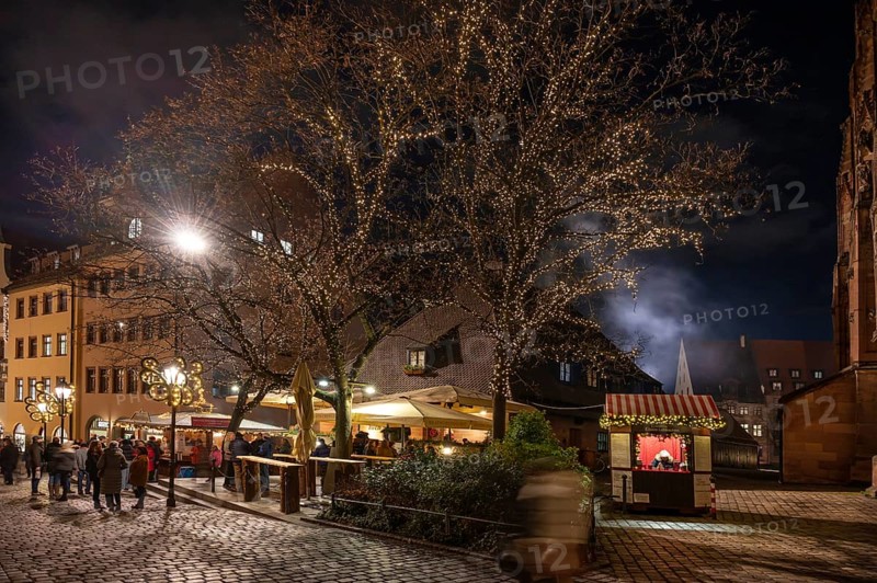 Christmas lighting at the Bratwursthäusle near St. Sebald, St. Sebald Church in the background, Nuremberg, Middle Franconia, Bavaria, Germany, Europe