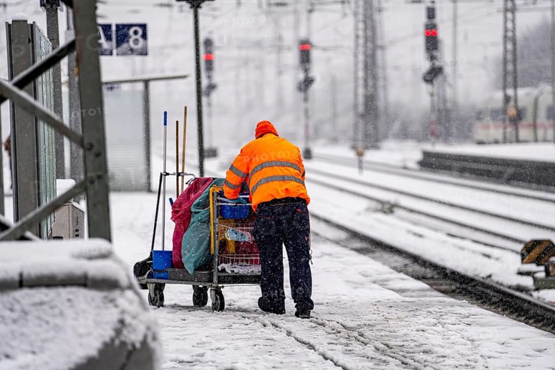 Winter weather, heavy snowfall, platform at Essen central station, railway staff, service team, North Rhine-Westphalia, Germany, Europe