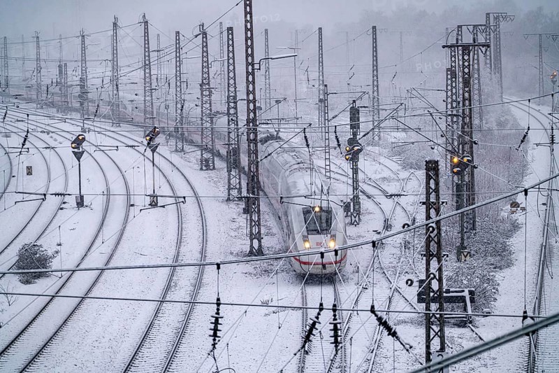 Winter weather, heavy snowfall, railway tracks in front of Essen main station, ICE train, North Rhine-Westphalia, Germany, Europe