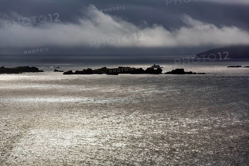 Coastline with rocky islands, viewpoint, dramatic light, Slea Head Drive, Dingle Peninsula, Kerry, Wild Atlantic Way, Atlantic Ocean, Ireland, Europe