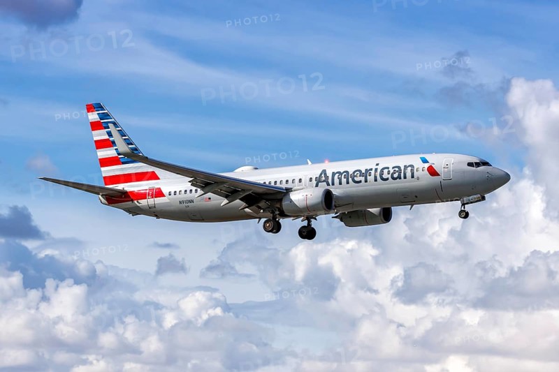 An American Airlines Boeing 737-800 aircraft with the registration number N910NN at Miami Airport, USA, North America