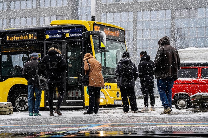 Winter weather, heavy snowfall, passengers waiting for the bus in the snow, at Essen central station, North Rhine-Westphalia, Germany, Europe