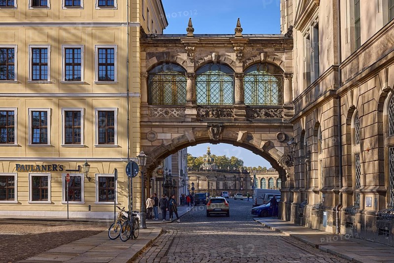 Passage Taschenbergpalais to the Residenzschloß, Restaurant Paulaner's im Taschenbergpalais, Durchfahrtbogen, Straße Taschenberg, Dresden, state capital, independent city, Saxony, Germany, Europe
