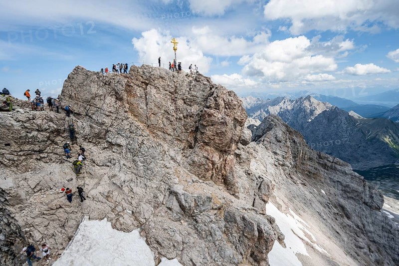 Tourists queue up for the summit of the Zugspitze, summit with golden summit cross, overtourism, Wetterstein range, Bavaria, Germany, Europe