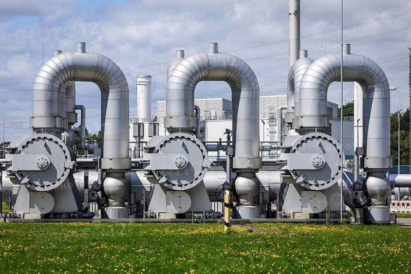 Werne, North Rhine-Westphalia, Germany, compressor station for natural gas and, in future, hydrogen. Open Grid Europe will use its H2 training line to train engineers and tradespeople to become experts in handling hydrogen in the long-distance gas grid. The OGE compressor station in Werne is the central hub in the German natural gas grid. At around 25 billion cubic metres per year, around a quarter of the natural gas consumed in Germany flows through the Werne compressor station. The natural gas flows into the station from northern Germany, the North Sea and the Netherlands via five large entry pipelines. After the gas has been purified, it is compressed by eleven compressors driven by gas turbines with a total drive power of approx. 160, 000 kW. With outlet pressures of up to 100 bar, the gas flows leave the station via eight outlet pipes and are distributed throughout Germany in all directions, Europe