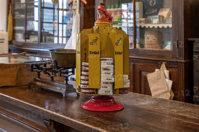 Erdal revolving stand for shoe polish in a former Thuringian drugstore from 1898, set up as a corner shop from 1920 to 1960, now in the Industrial Museum, Sichardstr., Lauf an der Pegnitz, Middle Franconia, Bavaria, Germany, Europe