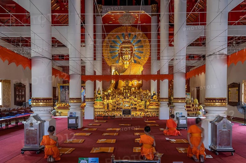 Novices praying in the Buddhist temple Wat Phra Singh, Chiang Mai, Thailand, Asia
