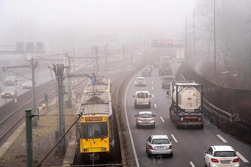 Dense fog, with visibility sometimes less than 100 metres, A40 motorway, city passage in Essen, underground line U18 in the middle lane, North Rhine-Westphalia, Germany, Europe
