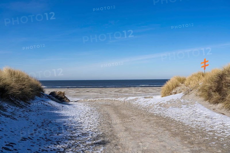 The East Frisian North Sea island of Juist in winter, dune crossing to the beach, snow, Lower Saxony, Germany, Europe