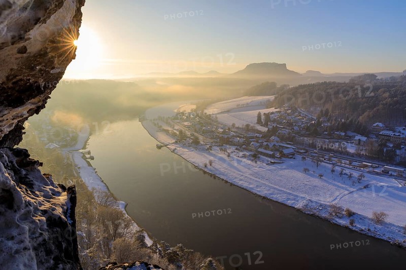 View from the Tiedge Aussicht at the Bastei into the Elbe valley with the spa town of Rathen and Lilienstein on a winter morning, Saxon Switzerland, Saxony, Germany, Europe