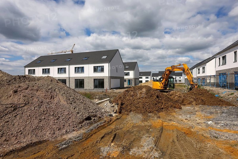 Castrop-Rauxel, North Rhine-Westphalia, Germany, Housing development in the Ruhr region. New-build neighbourhood with semi-detached and terraced houses to the energy-saving KfW Efficiency House Standard 55, Europe