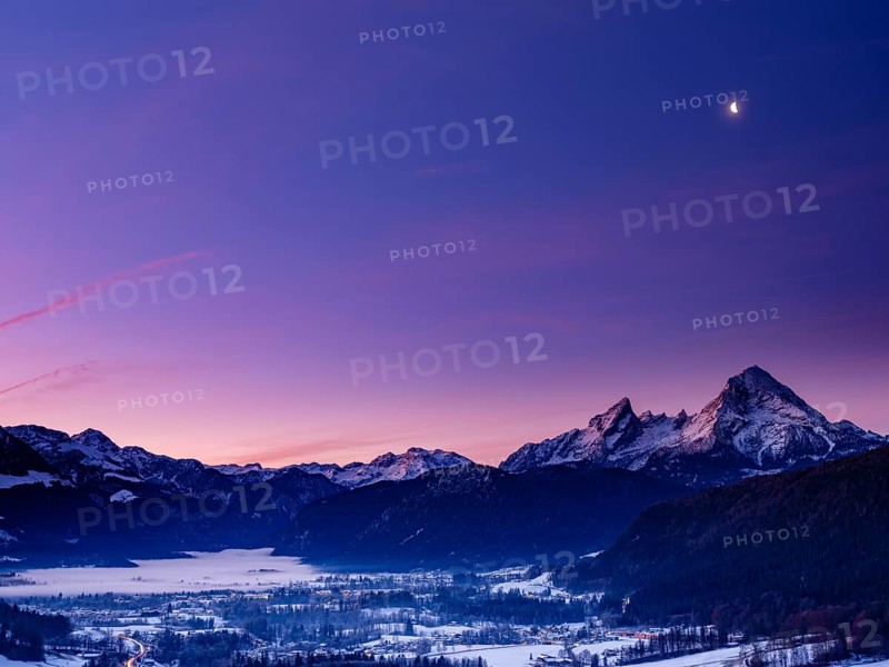 Berchtesgaden basin, behind the Steinernes Meer and Watzmann, dawn, winter landscape, Berchtesgaden, Schönau am Königssee, Berchtesgadener Land, Upper Bavaria, Bavaria, Germany, Europe