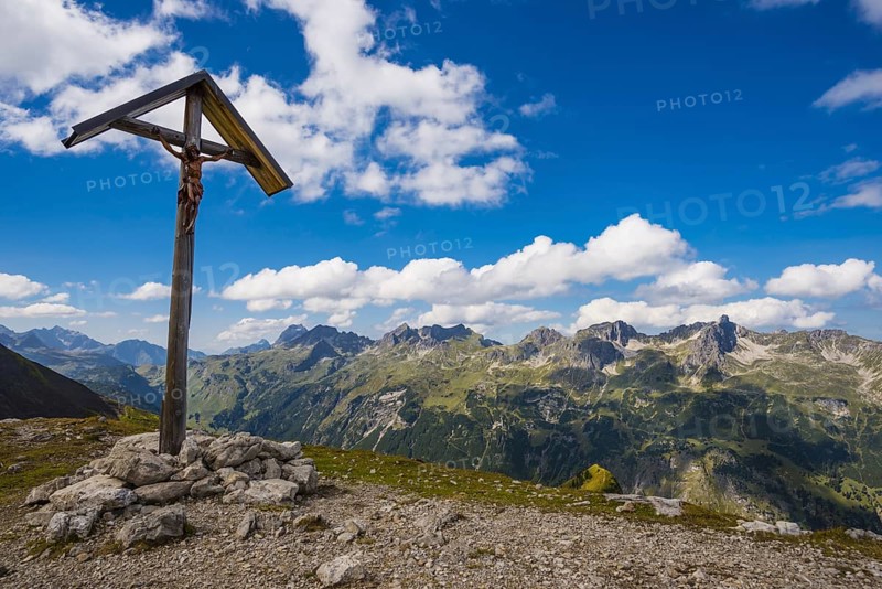 Field cross at the Rappensee, Allgäu Alps, Allgäu, Bavaria, Germany, Europe