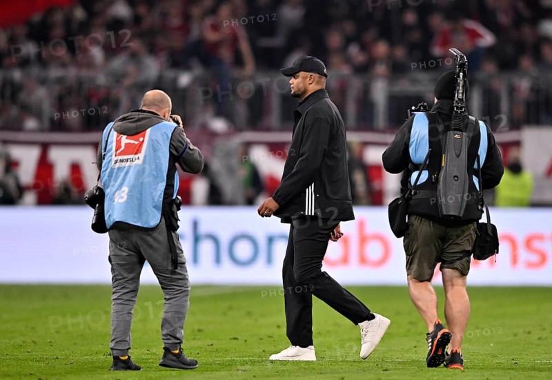 Coach Vincent Kompany FC Bayern Munich FCB in the focus of the press, press photographer, sports photographer, TV camera, Allianz Arena, Munich, Bavaria, Germany, Europe
