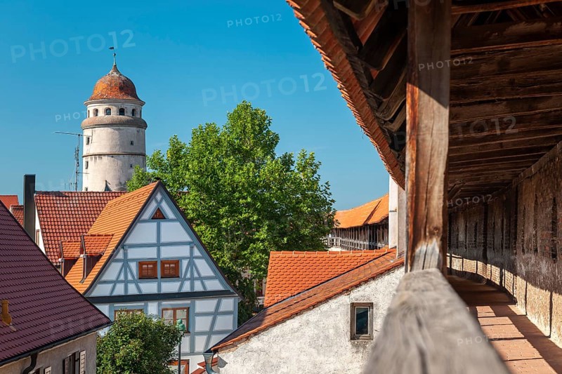 View from the battlements of the town wall to the tower of the Deininger Tor tor in the old town, Nördlingen, Swabia, Bavaria, Germany, Europe