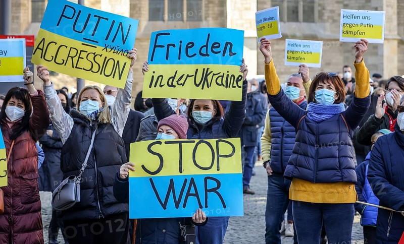 Wesel, North Rhine-Westphalia, Germany, Demonstration against Putin's war in Ukraine. Peace demonstration and solidarity rally for Ukraine on the large market square in Wesel. In times of the corona pandemic, all demonstrators wear masks, Europe