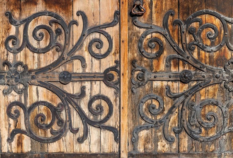 Old wooden gate with hand-forged, curved fittings, former Hanseatic city of Visby, UNESCO World Heritage Site, Gotland Island, Sweden, Europe