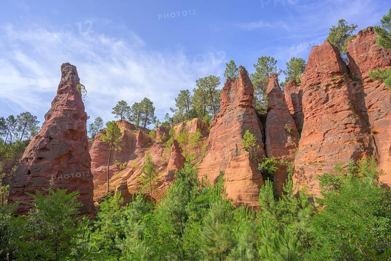 Ochre rocks of Roussillon, Département Vaucluse, France, Europe