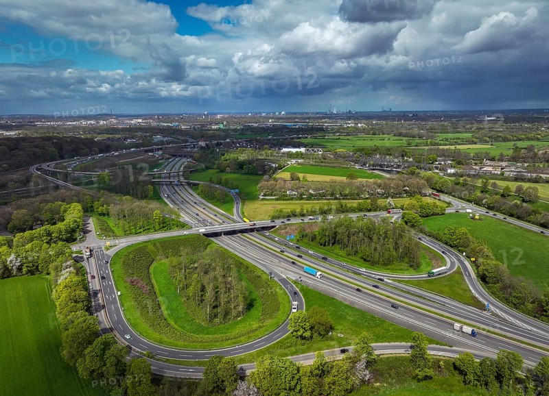 Duisburg, North Rhine-Westphalia, Germany, Ruhr area landscape at the Kaiserberg motorway junction, the junction connects the A3 motorway with the A40 motorway, the spaghetti junction will be renovated in the next few years, Europe