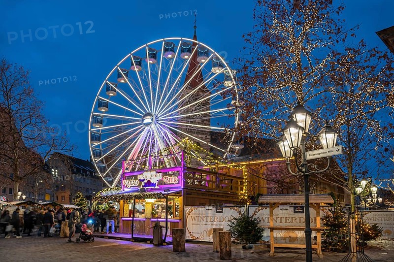 Ferris wheel at the winter village, Christmas market at dusk, Jakobsplatz, Nuremberg, Middle Franconia, Bavaria, Germany, Europe