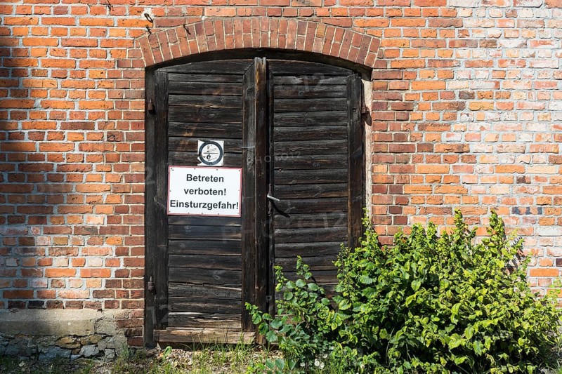 Tor tor with warning sign due to danger of collapse at the so-called Schleiferei, Spreeinsel in Uhyst, Boxberg, Oberlausitz, Saxony, Germany, Europe