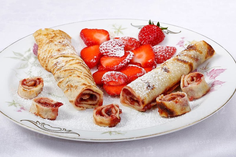 Swabian cuisine, filled pancakes, Flädle with strawberry jam and icing sugar, Gsälz, fresh strawberries, sweet, dessert, dessert, served on a plate, grandmother's kitchen, regional, home cooking, typical Swabian, Swabian kitchen classic, traditional cuisine, food photography, studio, Germany, Europe