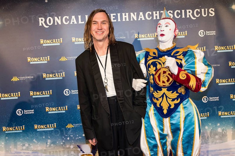 Lars Eidinger and Clown Gensi at the premiere of the 20th Original Roncalli Christmas Circus in Berlin's Tempodrom on 20 December 2024