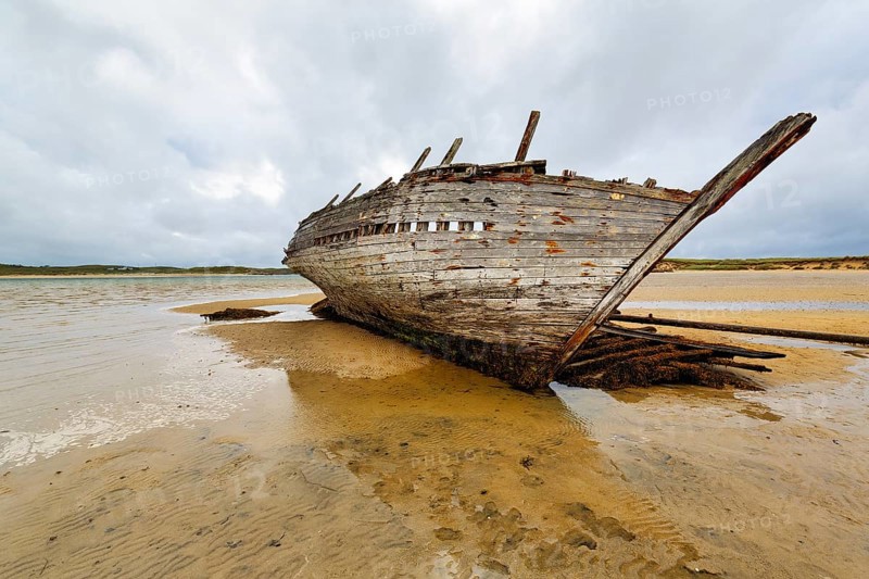 Wooden shipwreck Eddie's Boat on sandy beach, low tide, sandbank, Bunbeg, Magheraclogher beach, Gweedore, Donegal, Ireland, Europe
